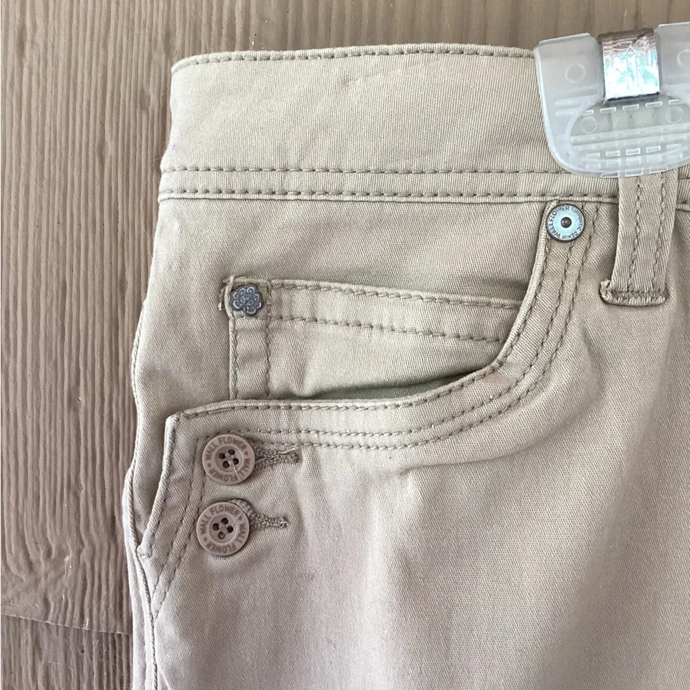 Wallflower Shorts Tan Beige Folded Hem 5 Pocket Zipper Logo Buttons 16